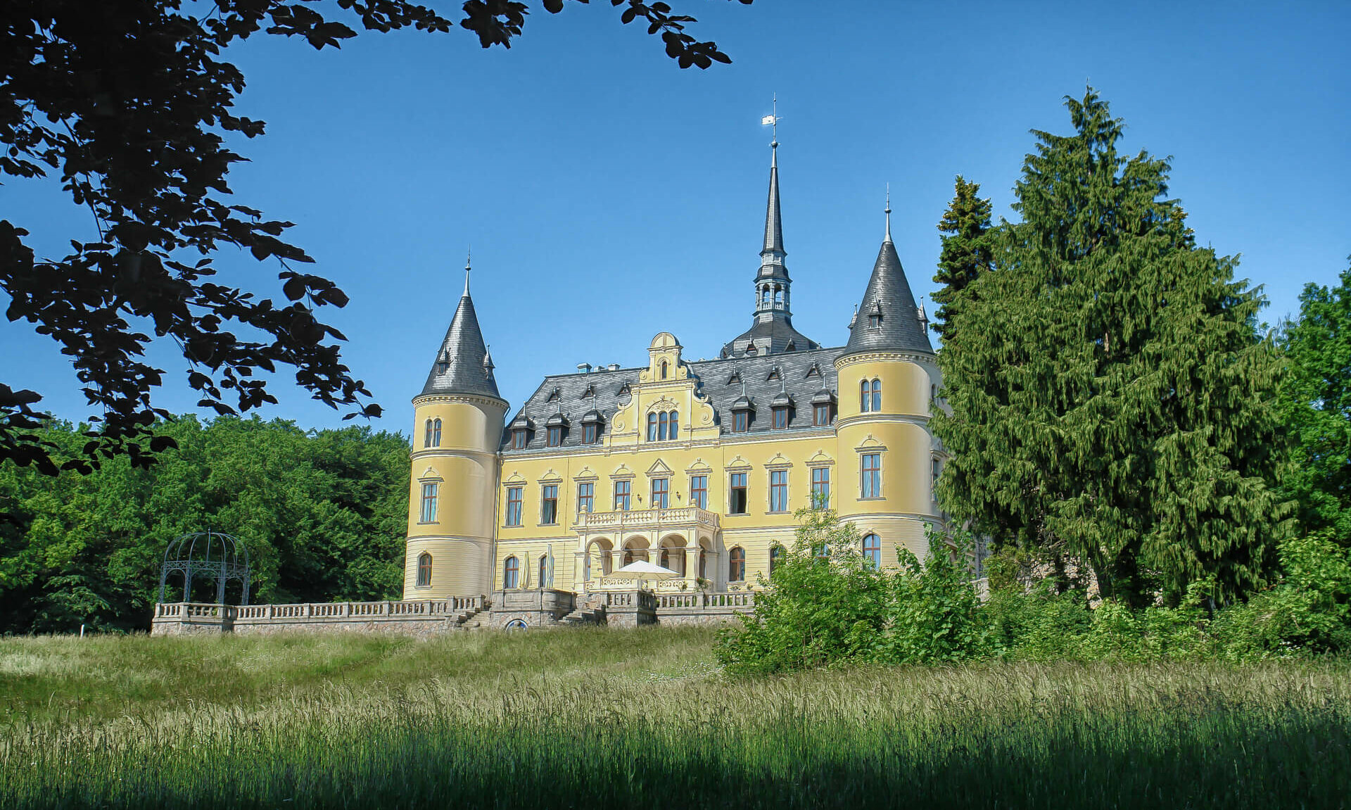 Schloß Ralswiek mit Terrasse und Wiese - Pension Anker, Rügen
