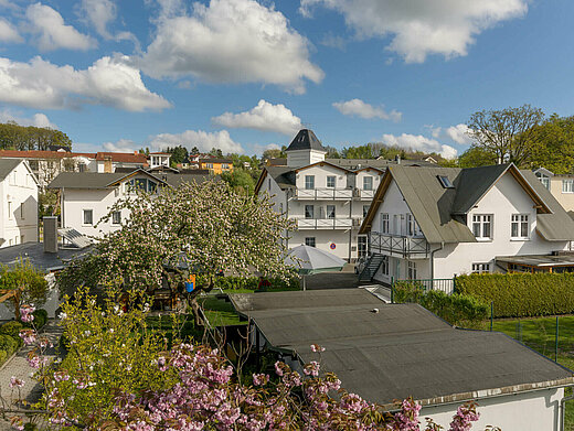 Pension Anker Außengelände im Frühling mit Vorder- und Hinterhaus - Rügen, Binz