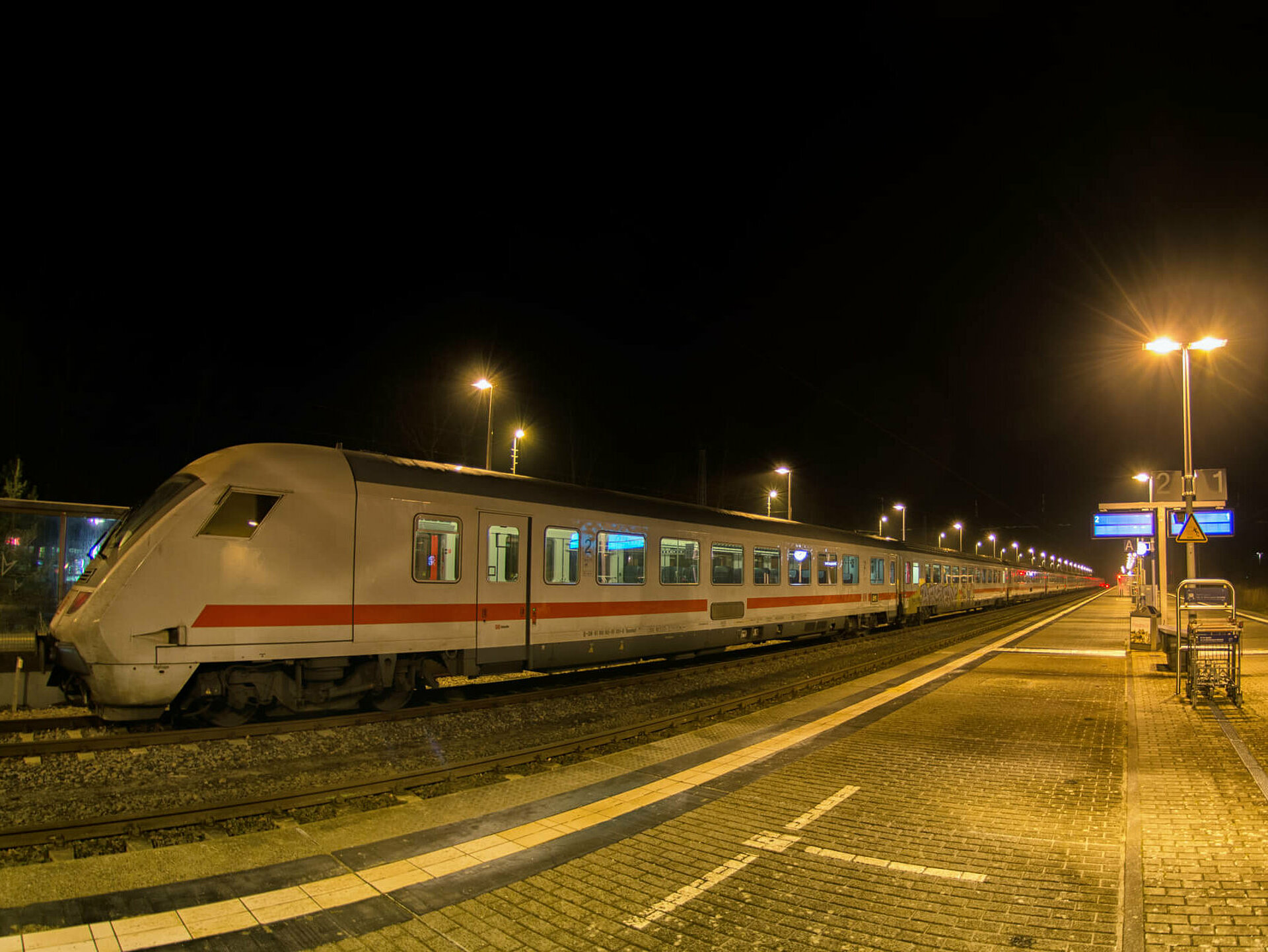Binzer EC Bahnhof bei Nacht mit ICE-Zug - Pension Anker, Rügen