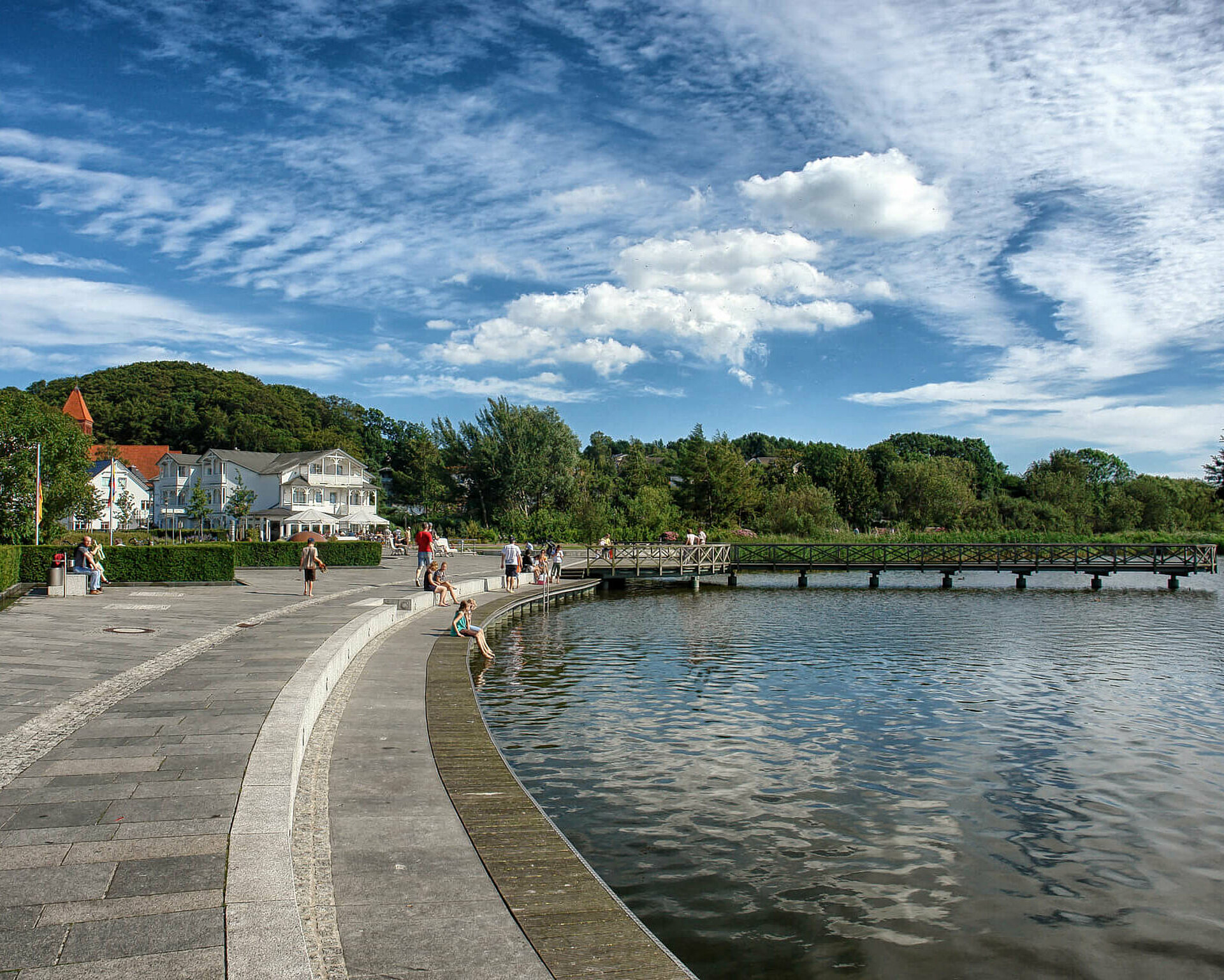 Schmachter See Promenadenplatz mit Sitzbänken und Seebrücke - Pension Anker, Rügen