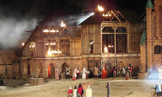 Brennende Häuserfassaden bei Aufführung Störtebeker Festspiele - Pension Anker, Rügen