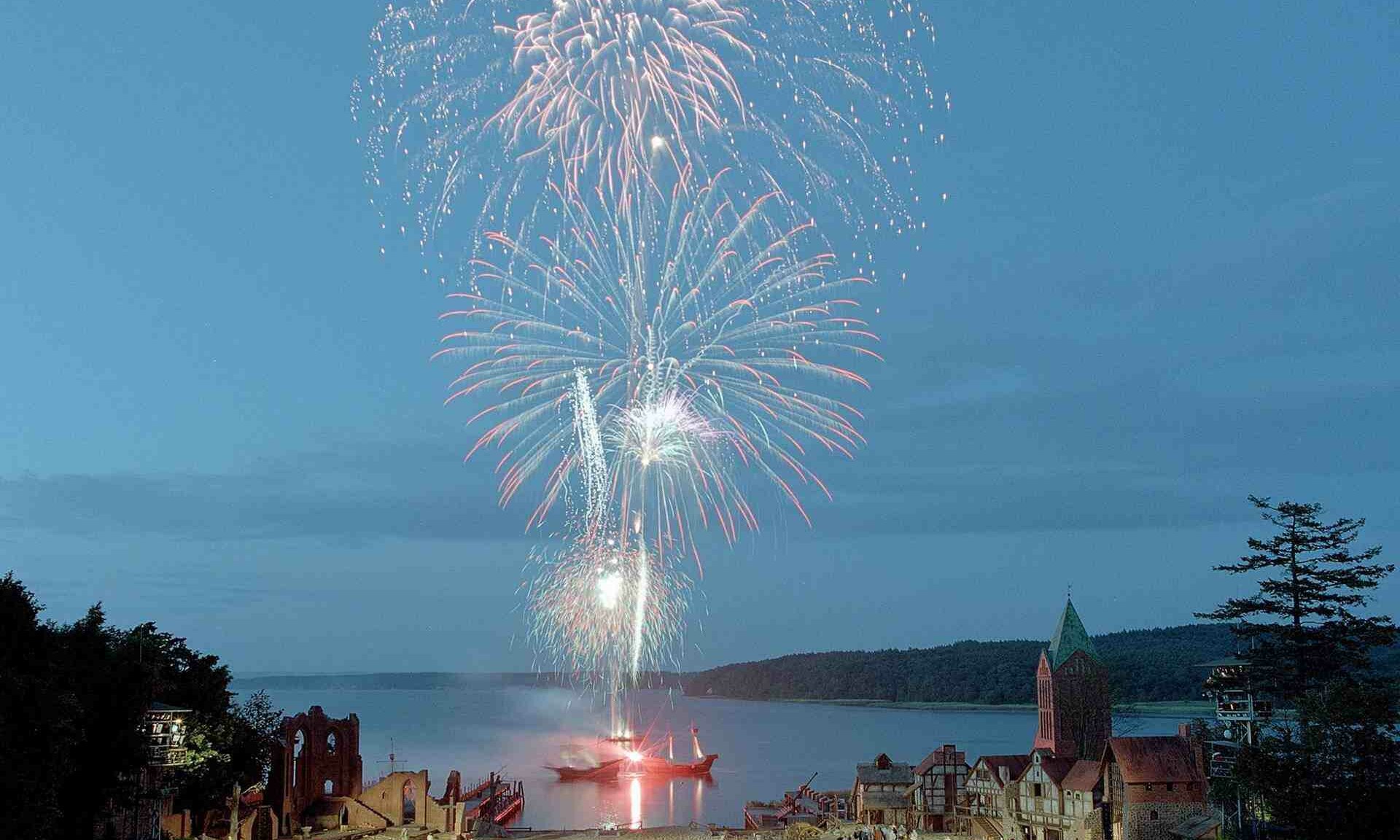 Feuerwerk Ralswieker Bucht während Störtebeker Festspiele - Pension Anker, Rügen