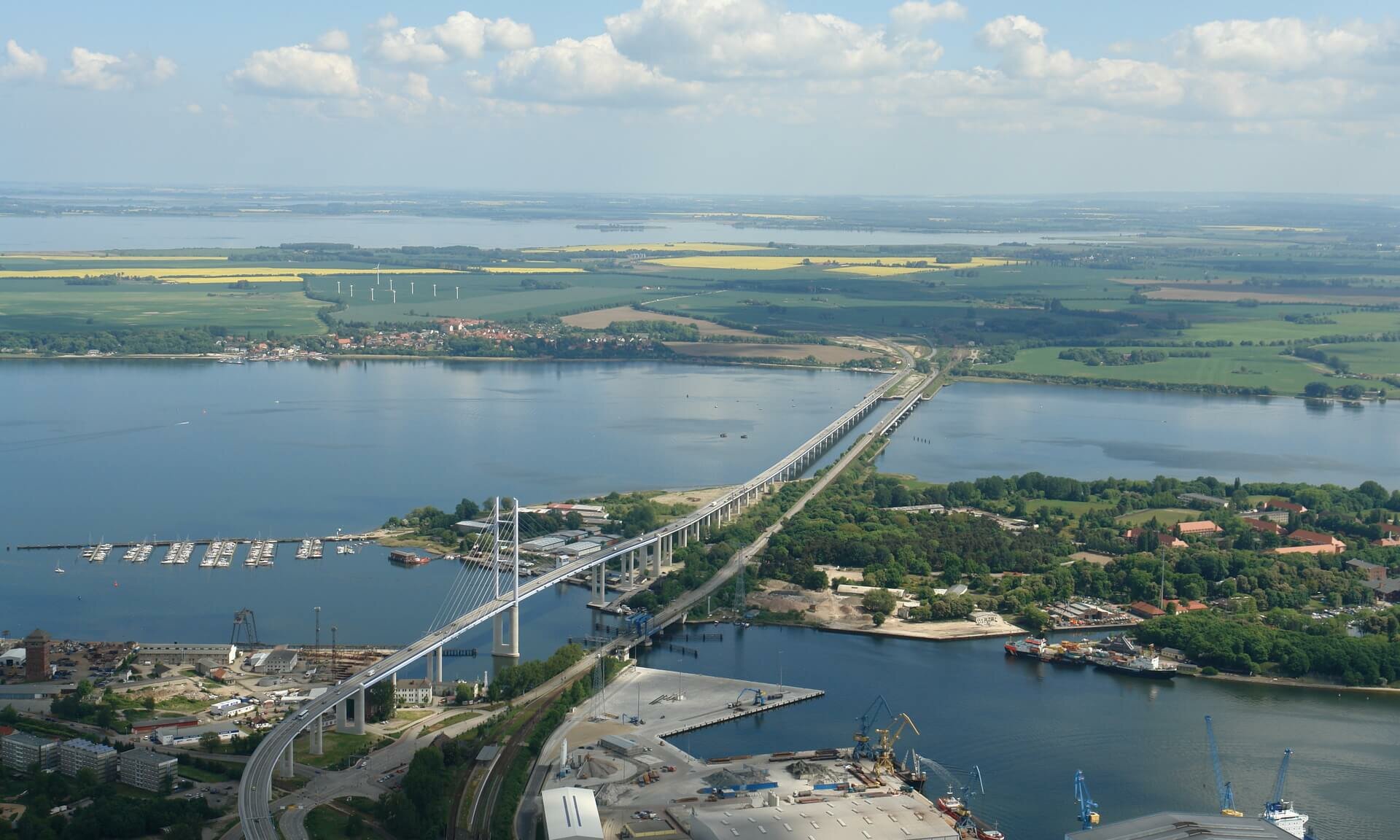Luftaufnahme neuer Rügenbrücke mit Blick auf Strelasund - Pension Anker, Binz