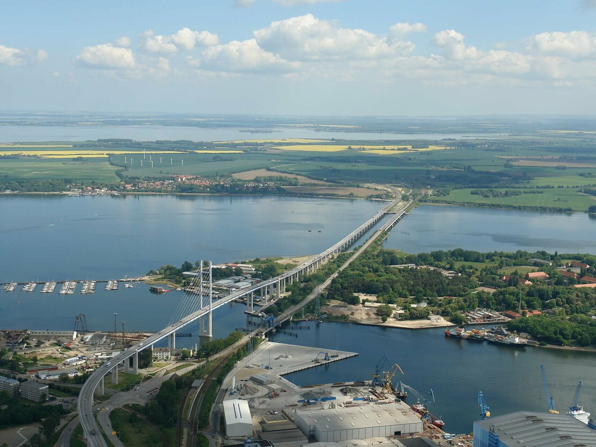 Luftaufnahme neuer Rügenbrücke mit Blick auf Strelasund - Pension Anker, Binz