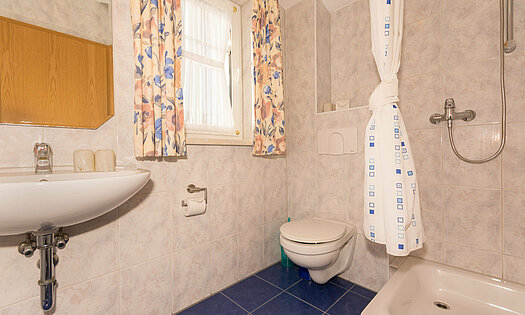 Bad für Doppelzimmer in Pension ANKER, Dusche, WC - Rügen, Binz