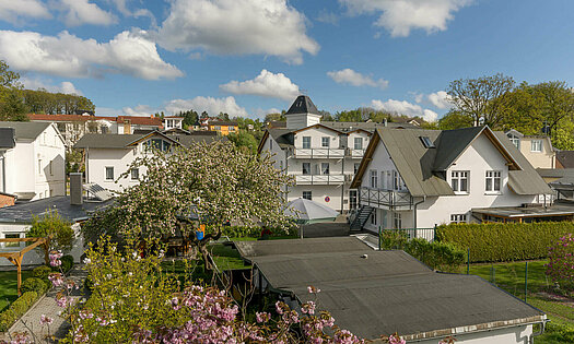 Pensionsgelände im Frühling mit Hinterhaus und Vorderhaus - Rügen, Binz