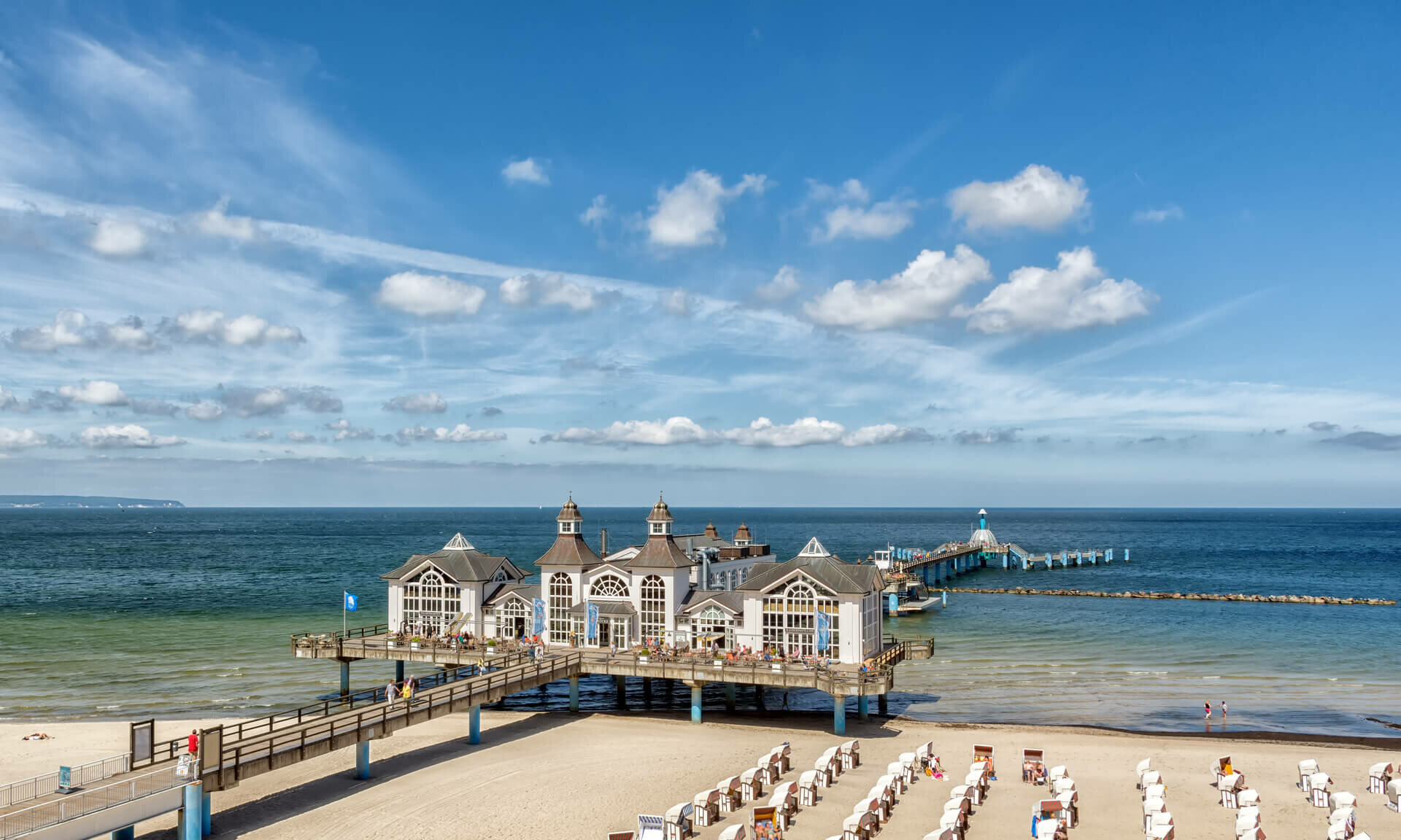 Selliner Seebrücke mit Restaurant-Aufbauten und Strandkörbe - Pension Anker, Rügen