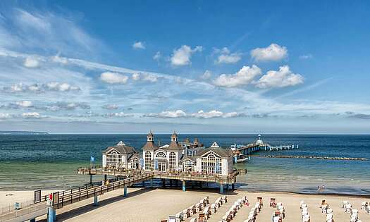 Selliner Seebrücke mit Restaurant-Aufbauten und Strandkörbe - Pension Anker, Rügen