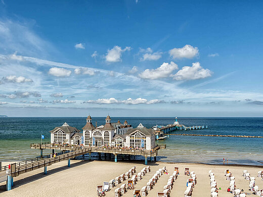 Selliner Seebrücke mit Restaurant-Aufbauten und Strandkörbe - Pension Anker, Rügen