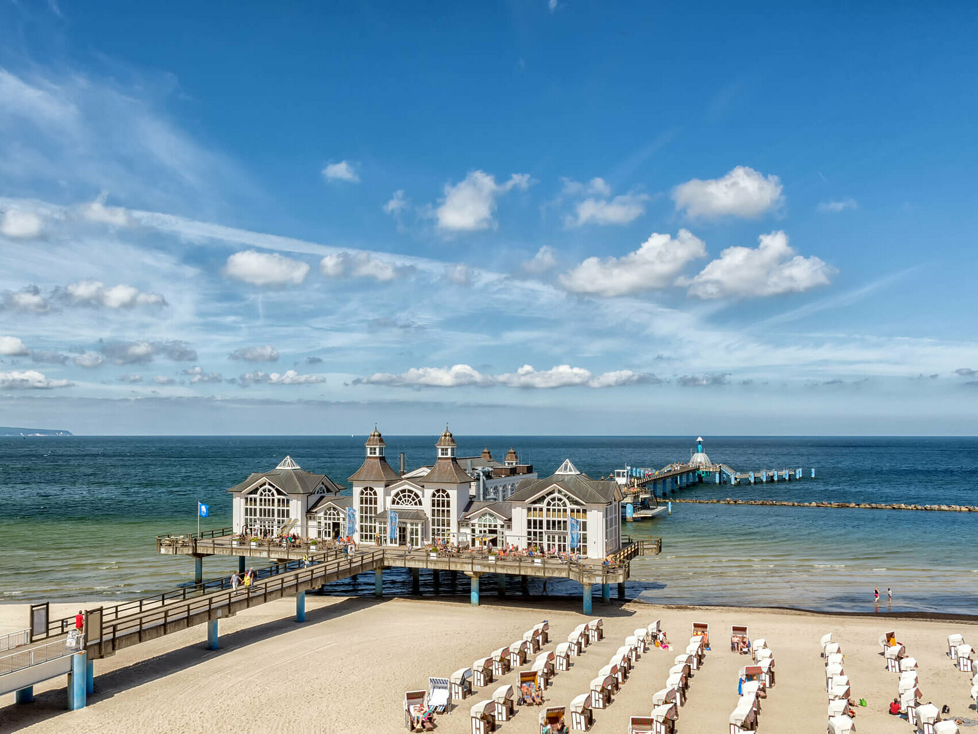 Selliner Seebrücke mit Restaurant-Aufbauten und Strandkörbe - Pension Anker, Rügen