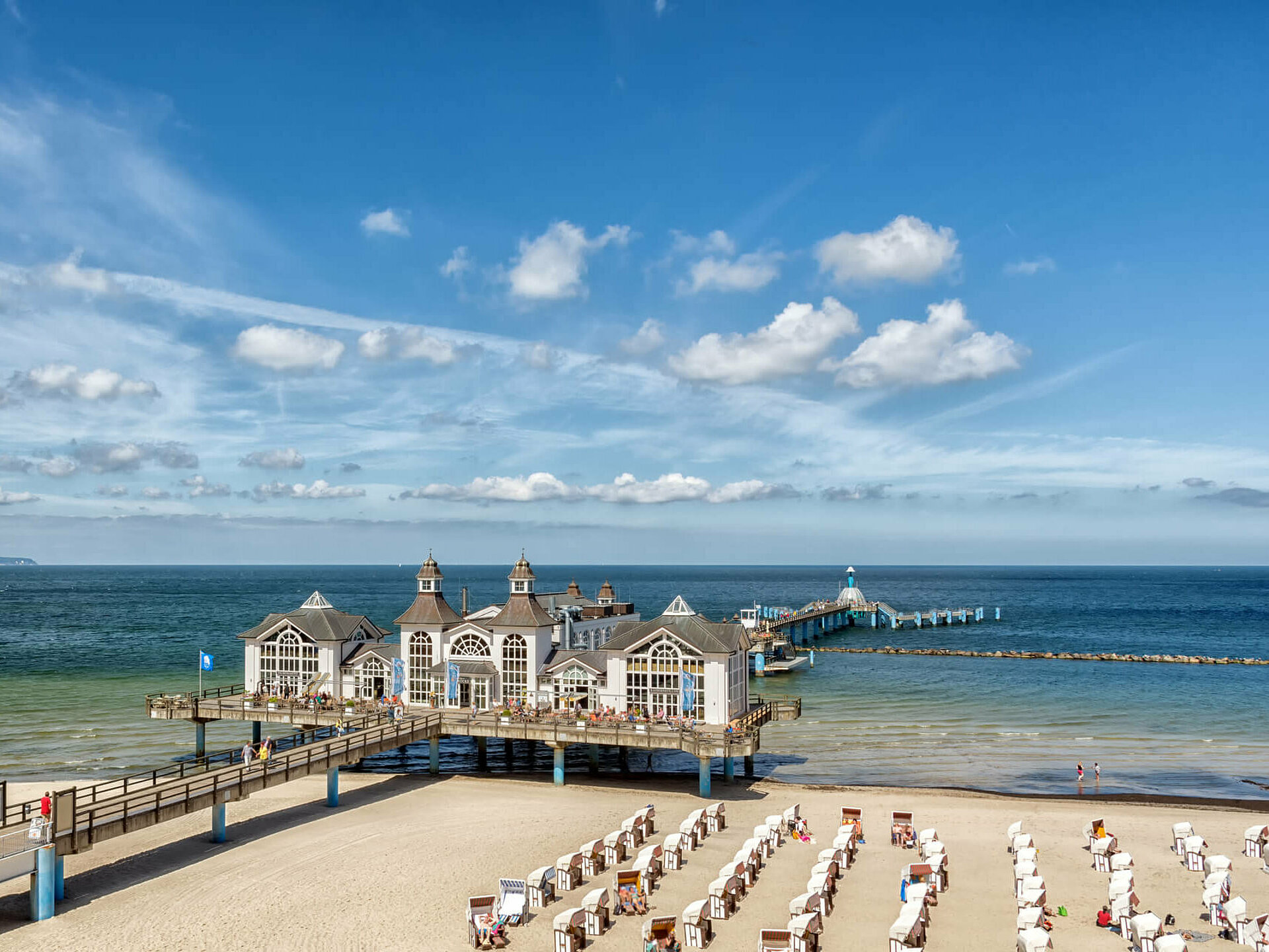 Selliner Seebrücke mit Restaurant-Aufbauten und Strandkörbe - Pension Anker, Rügen