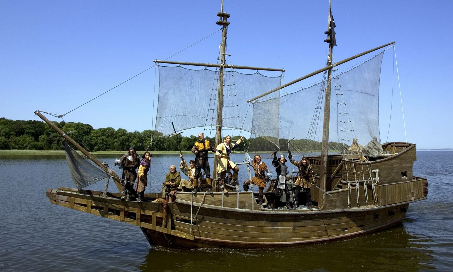 Piratenschiff der Störtebeker Festspiele mit Darstellern - Pension Anker, Rügen