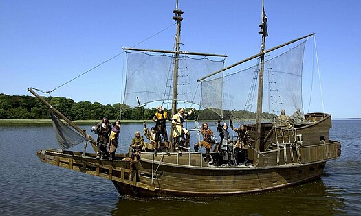Piratenschiff der Störtebeker Festspiele mit Darstellern - Pension Anker, Rügen
