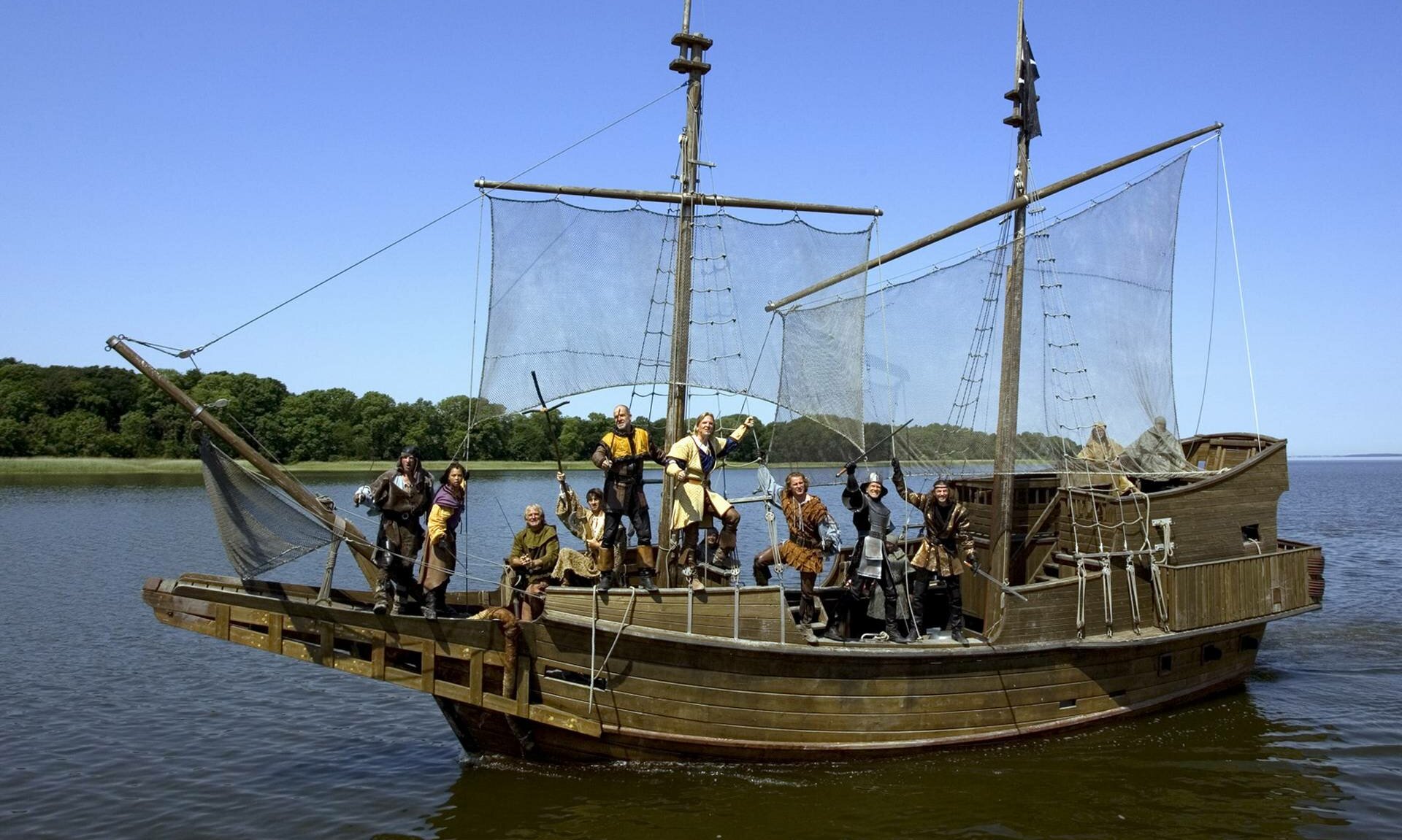 Piratenschiff der Störtebeker Festspiele mit Darstellern - Pension Anker, Rügen