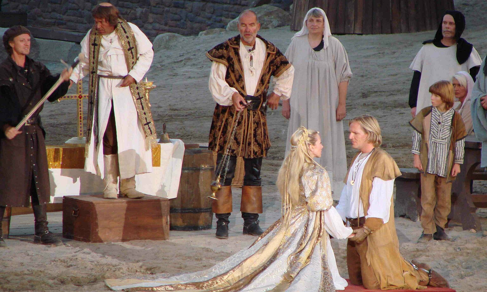 knieende Hauptdarsteller während Störtebeker Festspiele in Ralswiek - Pension Anker, Rügen