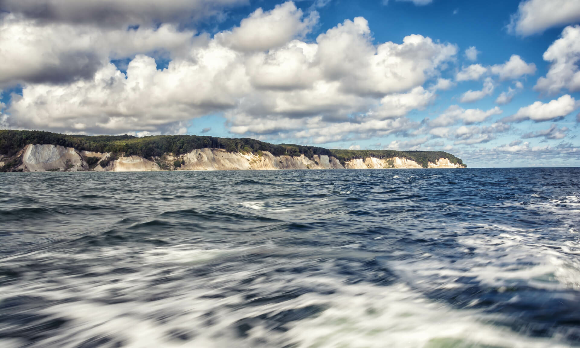 Kreideküste Rügen mit blauem Himmel und Blick vom Wasser - Pension Anker, Binz