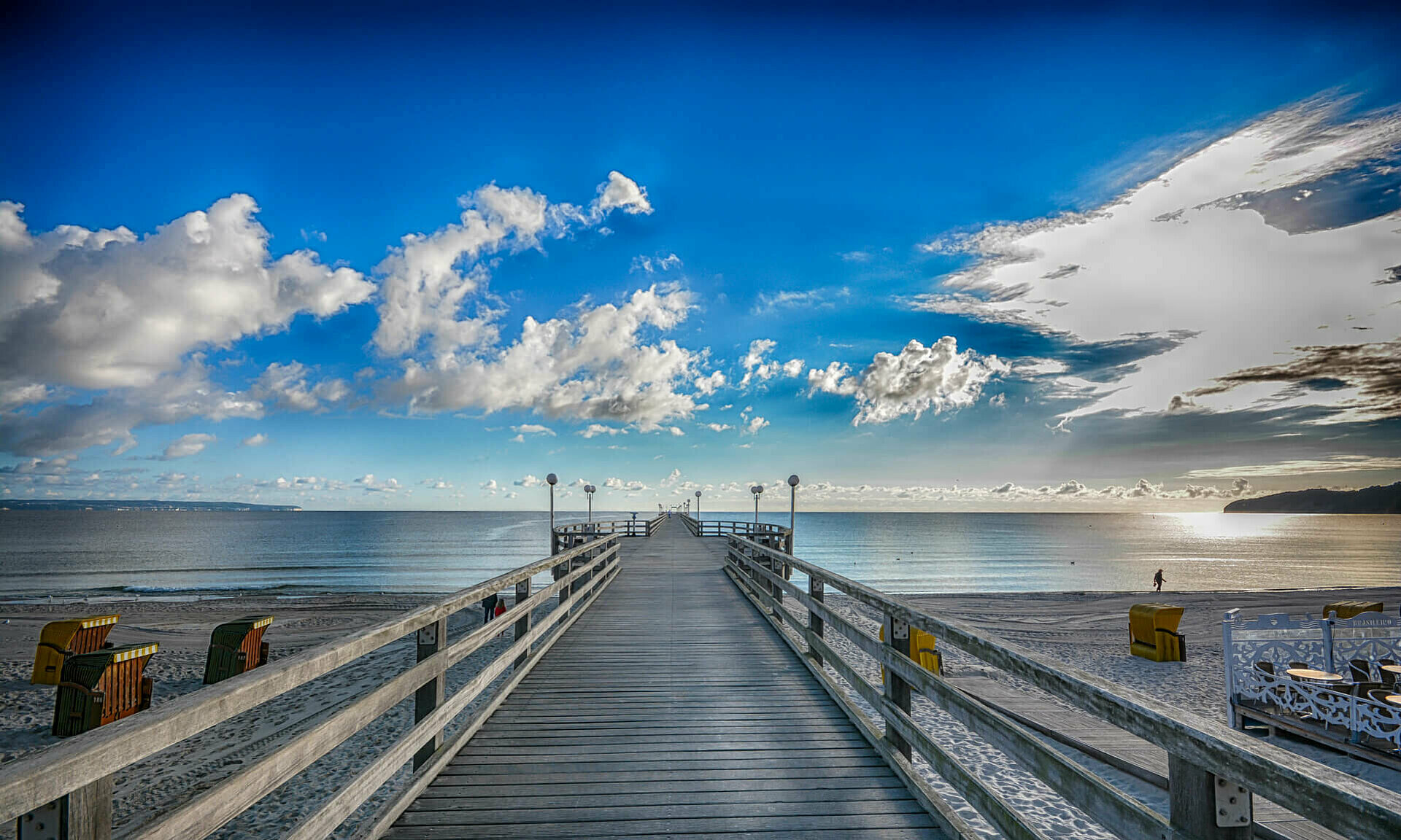 Binzer Seebrücke mit Blick Richtung Schiffsanlegestelle - Pension Anker, Rügen