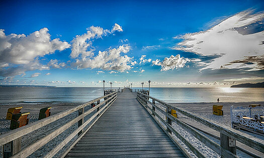 Binzer Seebrücke mit Blick Richtung Schiffsanlegestelle - Pension Anker, Rügen
