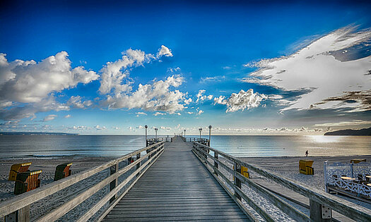 Binzer Seebrücke mit Blick Richtung Schiffsanlegestelle - Pension Anker, Rügen