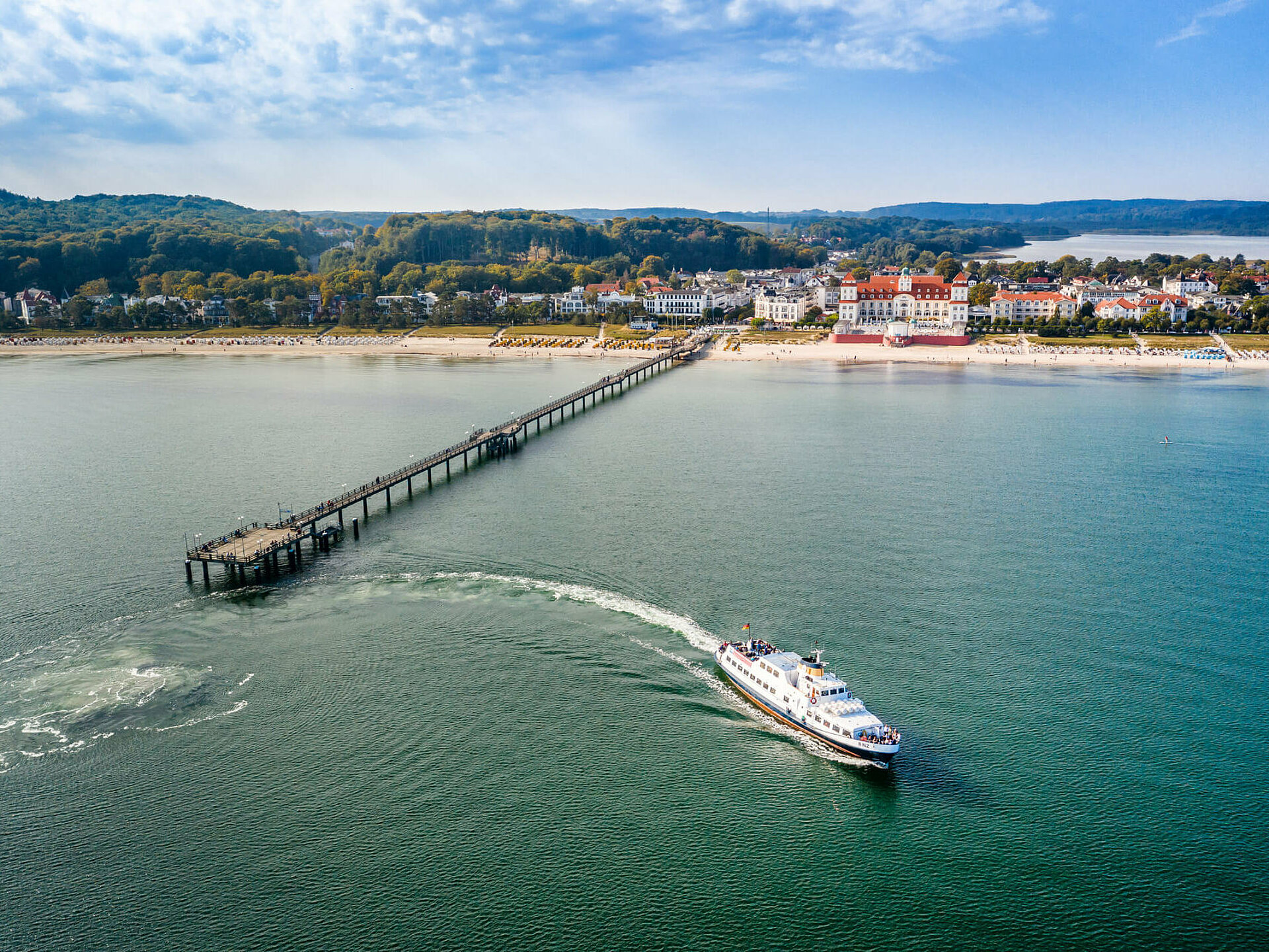 Schiff legt von Binzer Seebrücke ab mit Blick auf Strand und Binz - Rügen, Pension ANKER