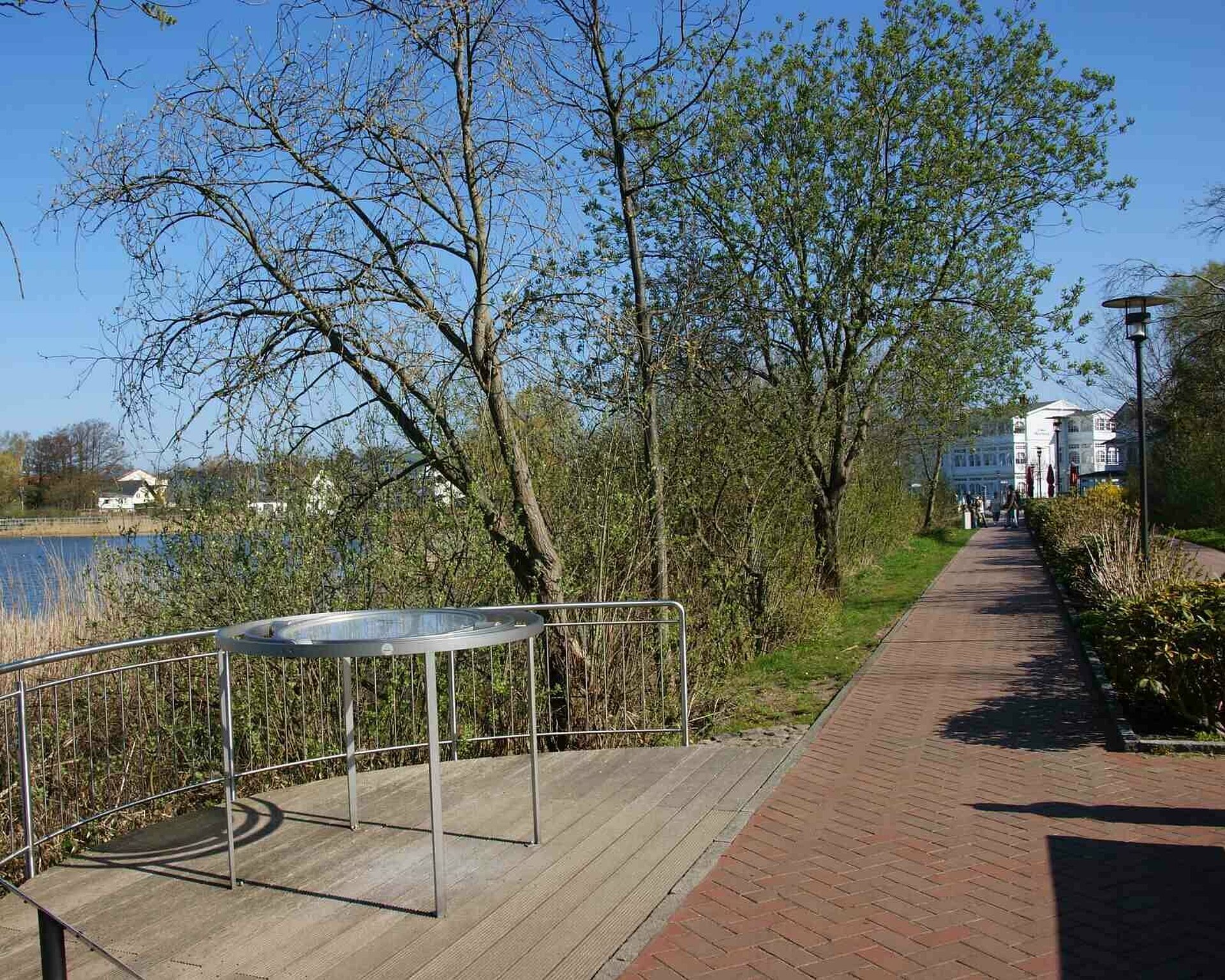 Fußweg und Radweg am Ufer des Schmachter See - Hinterausgang Pension ANKER