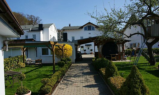 Außenbereich Pensionsgelände mit Garten, Bäume, Wiese - Rügen, Binz