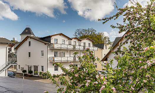 Pensionsgelände Pension ANKER mit Vorderhaus, Parkplatz - Rügen, Binz 