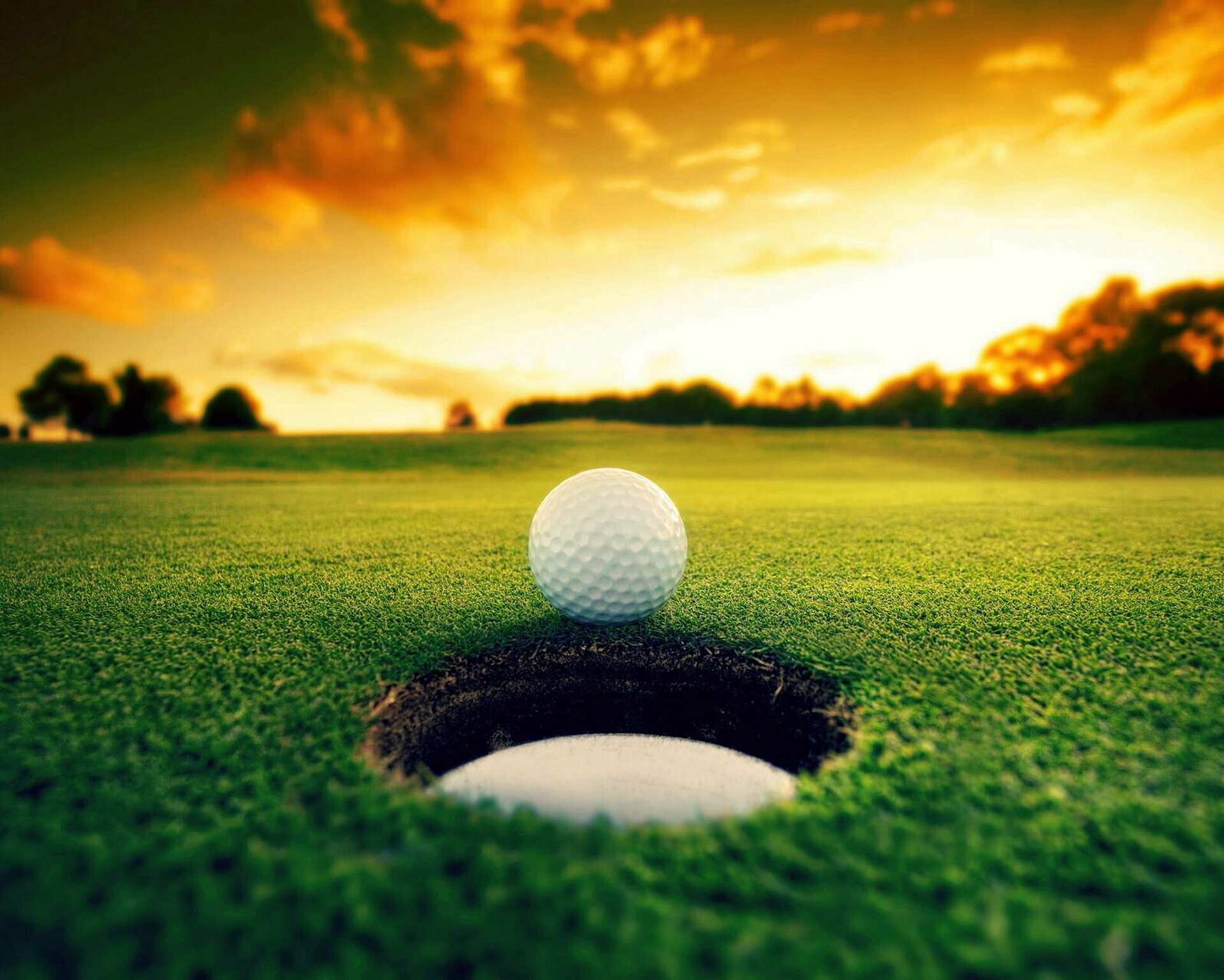 Golfplatz mit Ball und Loch im Sommer - Pension Anker, Rügen