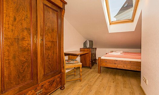 Einzelzimmer in Pension ANKER - Rügen, Binz Einzelzimmer mit Bett und kleiner Sitzecke, Kabel-TV in Pension ANKER