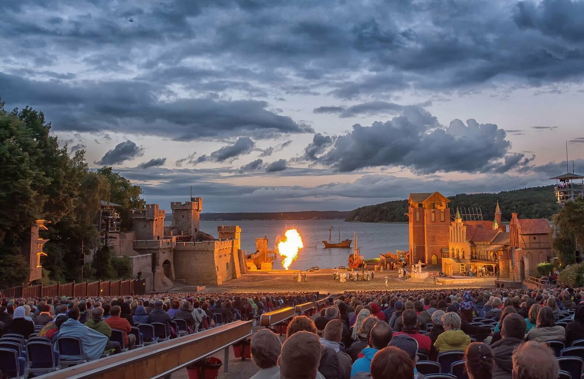 Aufführung Störtebeker auf Naturbühne Ralswiek mit Wolkenhimmel - Pension Anker, Rügen