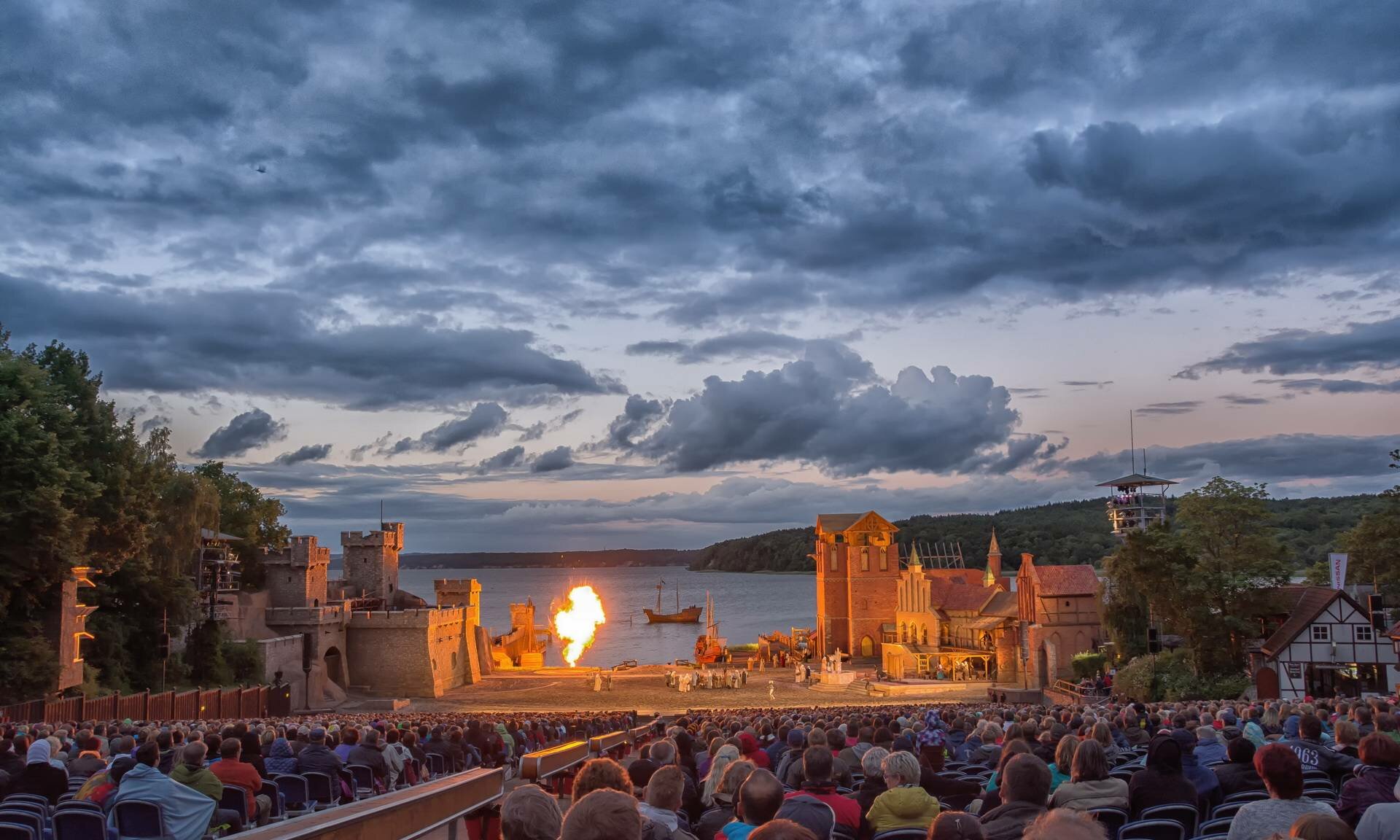 Aufführung Störtebeker auf Naturbühne Ralswiek mit Wolkenhimmel - Pension Anker, Rügen