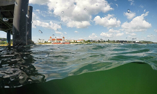 Blick unter der Binzer Seebrücke im Wasser Richtung Kurhaus - Pension Anker, Rügen
