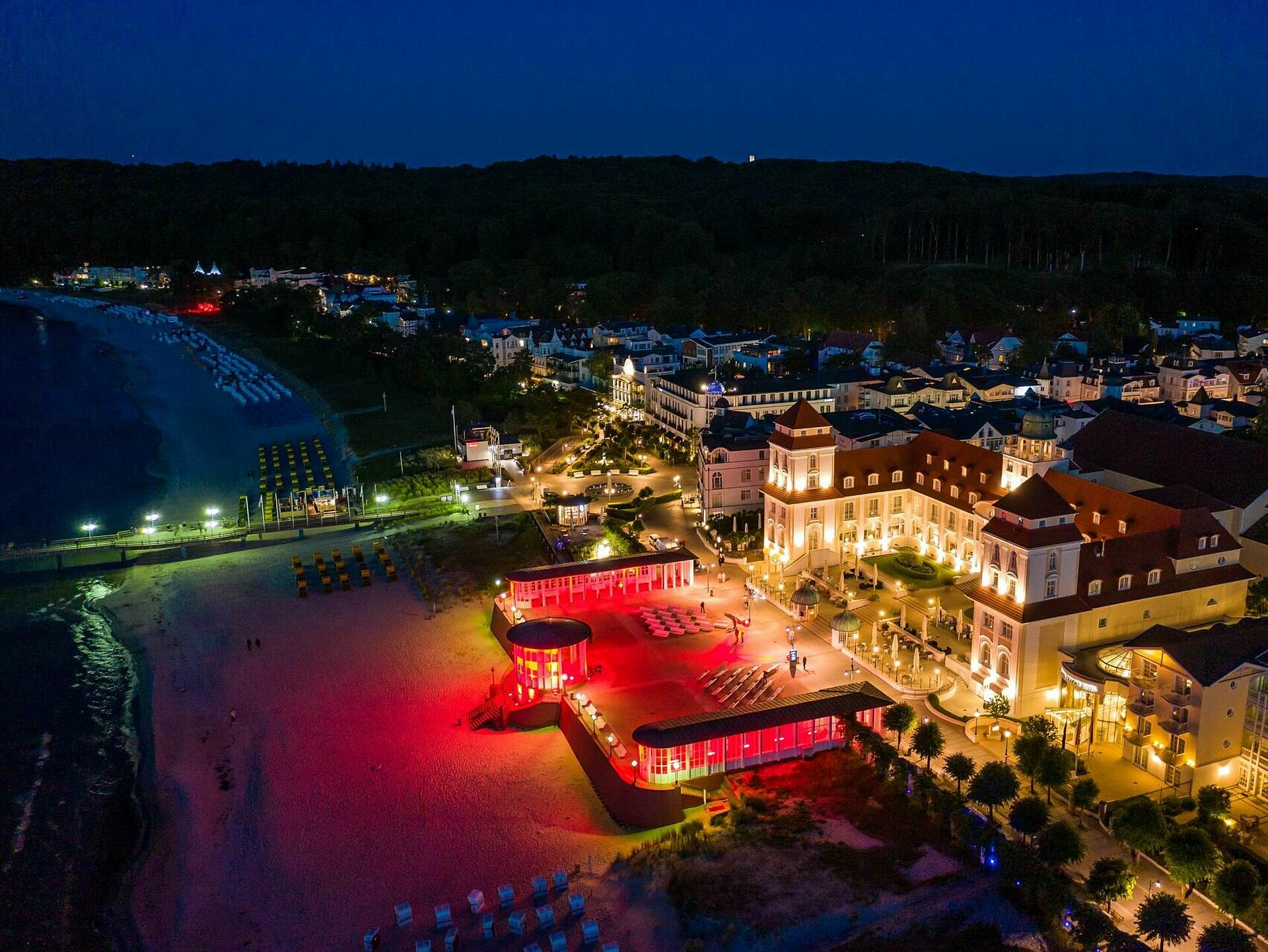 Luftaufnahme bei Nacht auf Binzer Kurhausplatz, Seebrücke - Nacht der Lichter