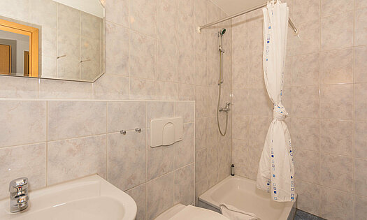 Bad Doppelzimmer-gross36 mit WC, Dusche, Waschbecken in Pension ANKER - Rügen, Binz