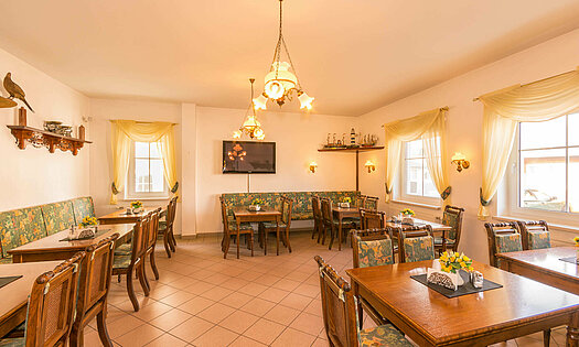 Frühstücksraum mit Tischen und Sitzplätzen in Pension ANKER - Rügen, Binz