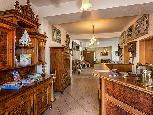 Rezeption und Empfangsbereich Pension ANKER mit Informationsstand - Rügen, Binz