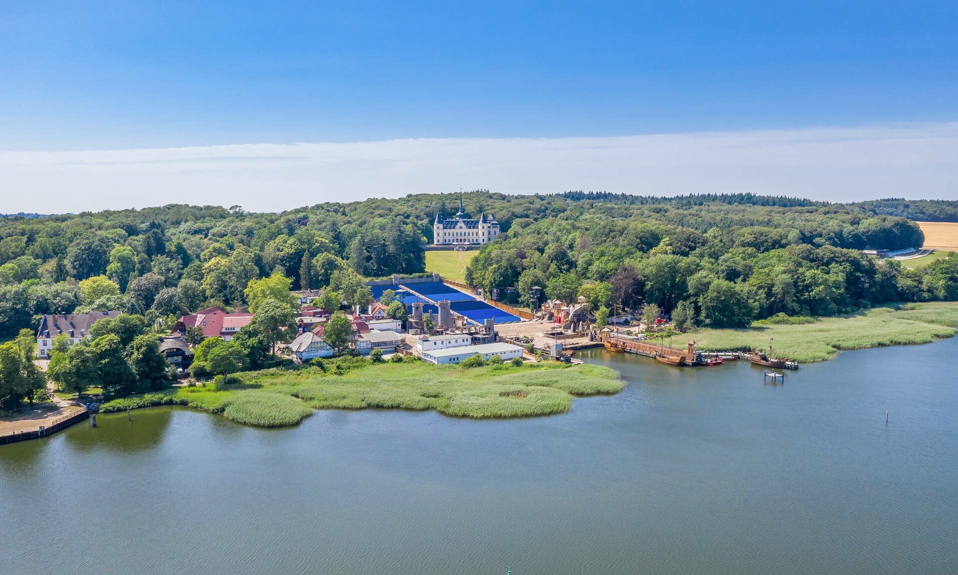 Luftaufnahme Naturbühne Störtebeker mit Schloss Ralswiek - Pension Anker, Rügen