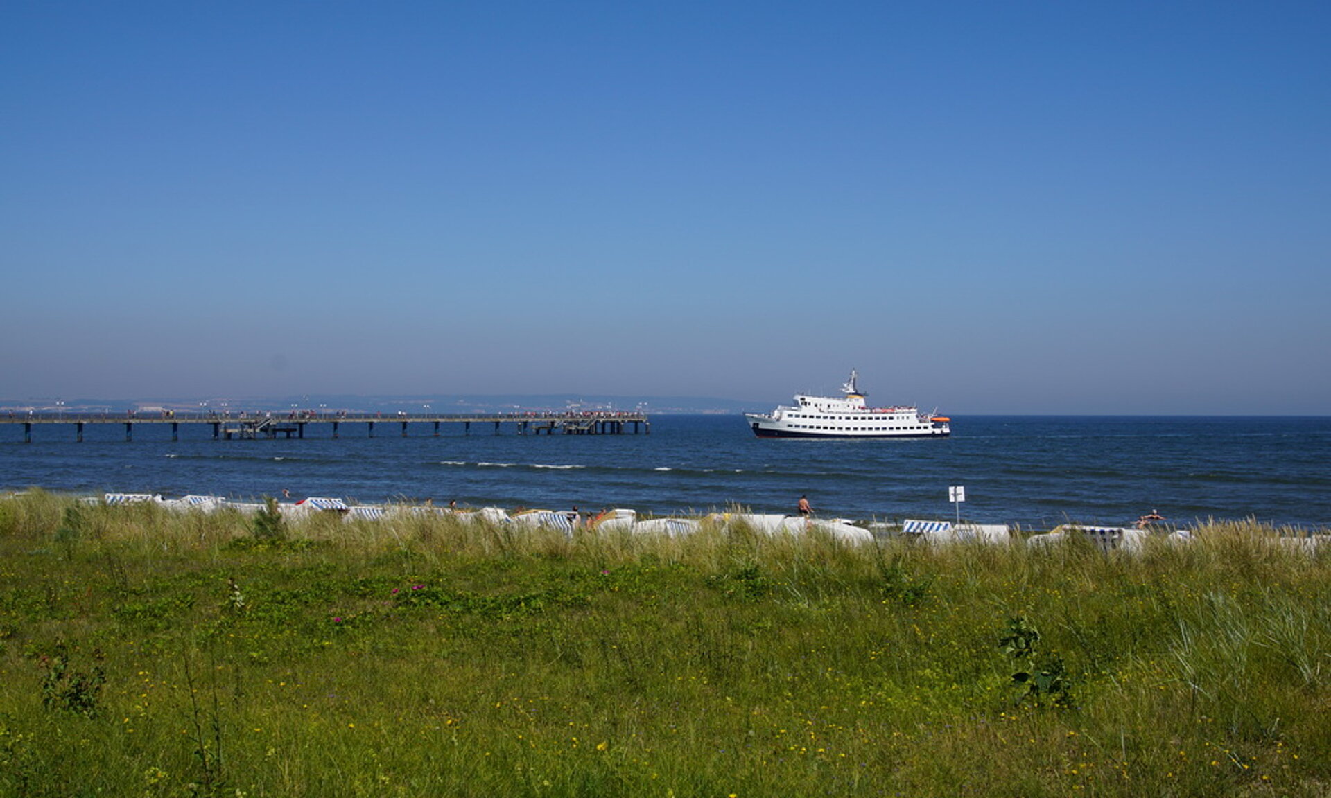 Schiff beim Anlegen an Seebrücke - Rügen, Pension ANKER - Binz