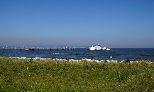 Schiff beim Anlegen an Seebrücke - Rügen, Pension ANKER - Binz