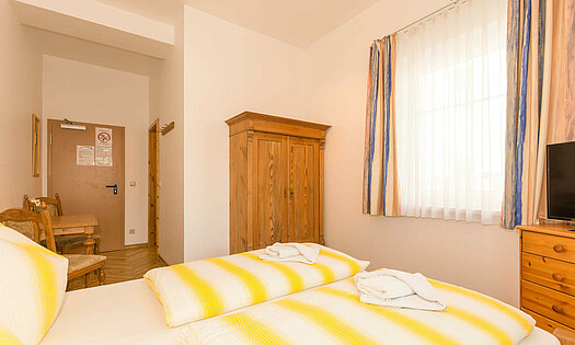Doppelzimmer als Einzelzimmer in Pension ANKER - Rügen, Binz Doppelzimmer als Einzelzimmer mit Bett, Kabel-TV und kleiner Sitzecke