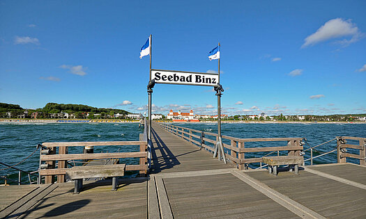 Seebrücke Ostseebad Binz mit Schild für Schiffanlegestelle - Rügen, Pension ANKER