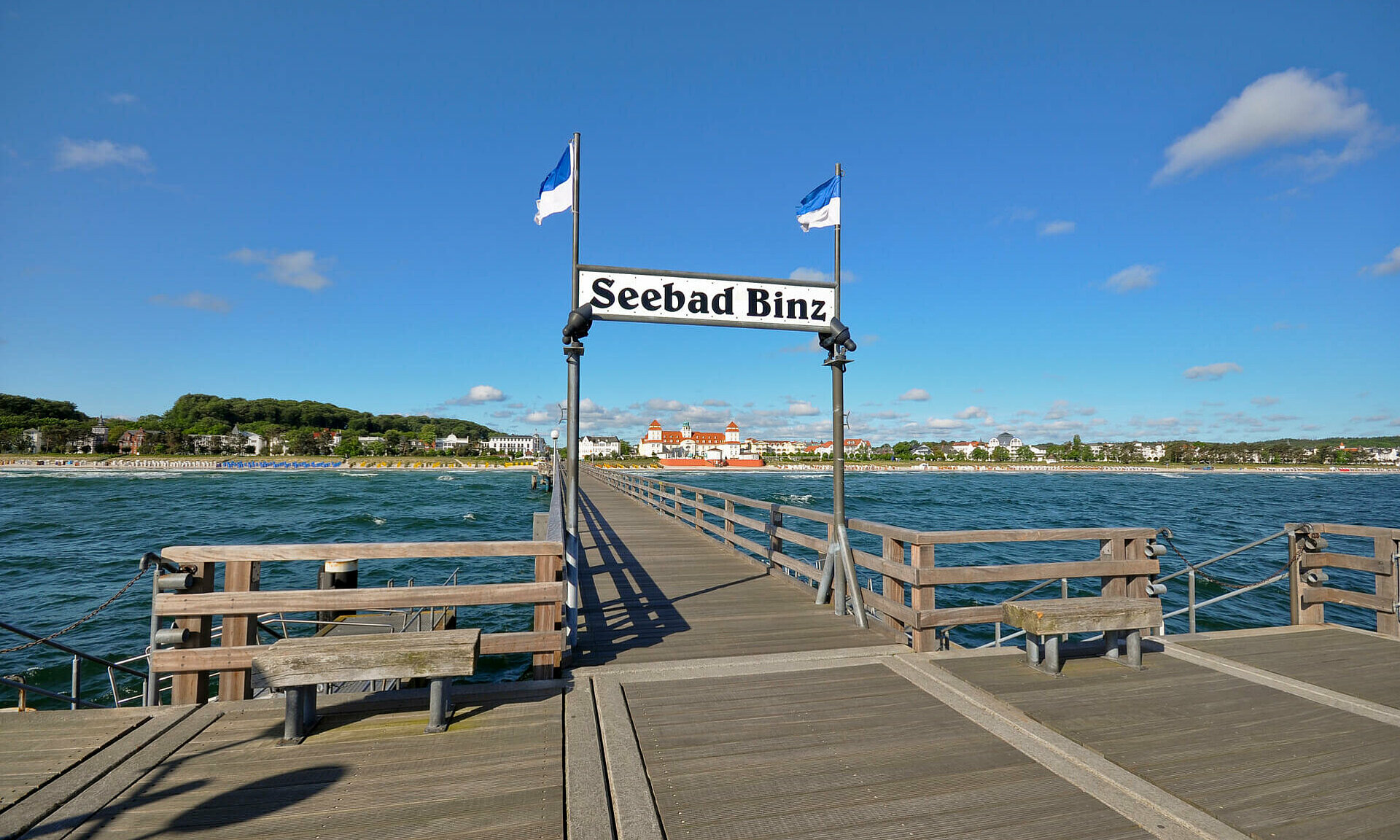 Seebrücke Ostseebad Binz mit Schild für Schiffanlegestelle - Rügen, Pension ANKER