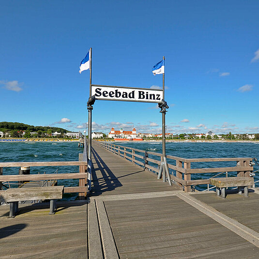Seebrücke Ostseebad Binz mit Schild für Schiffanlegestelle - Rügen, Pension ANKER