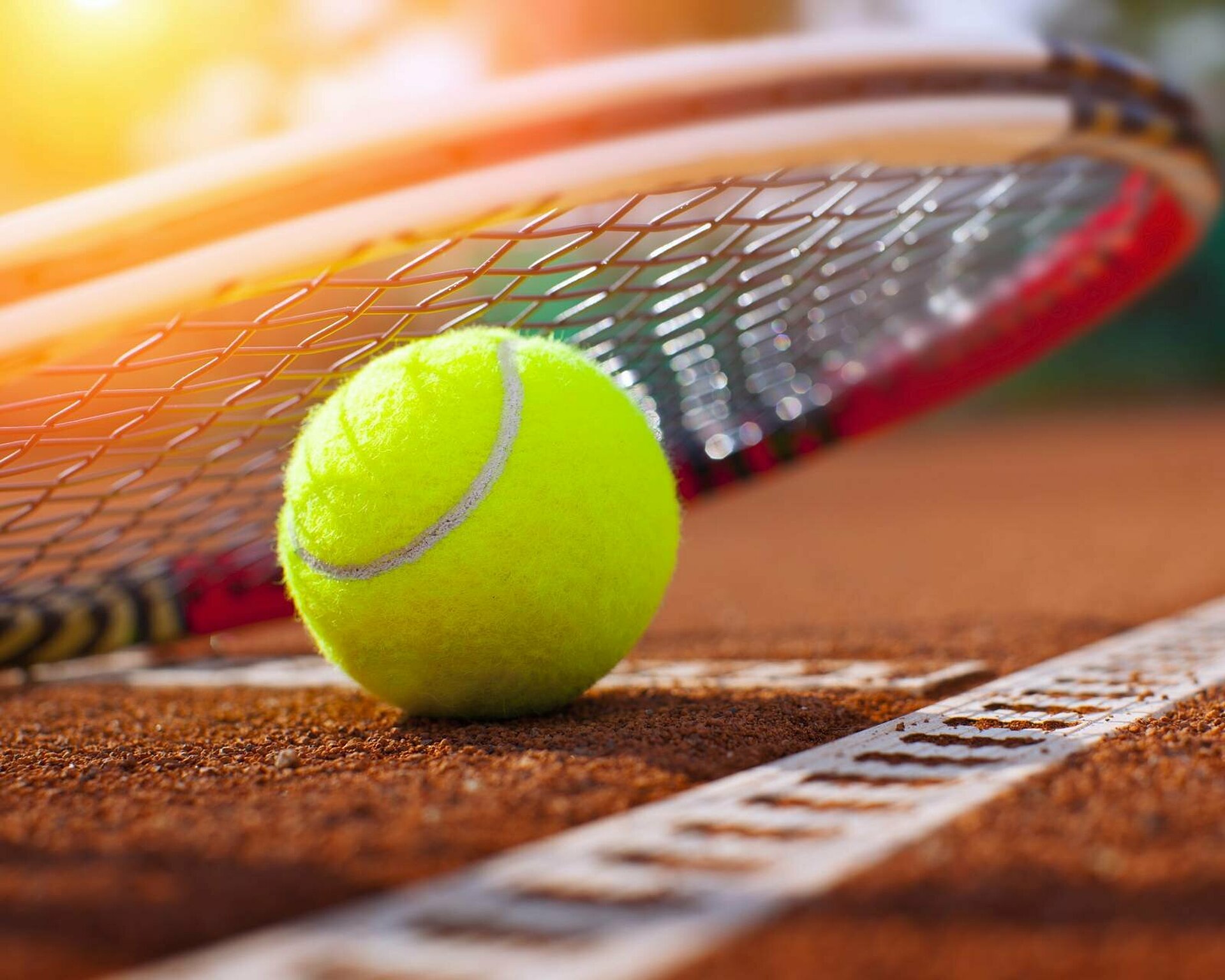 Tennisplatz mit Schläger und Ball - Pension Anker, Rügen