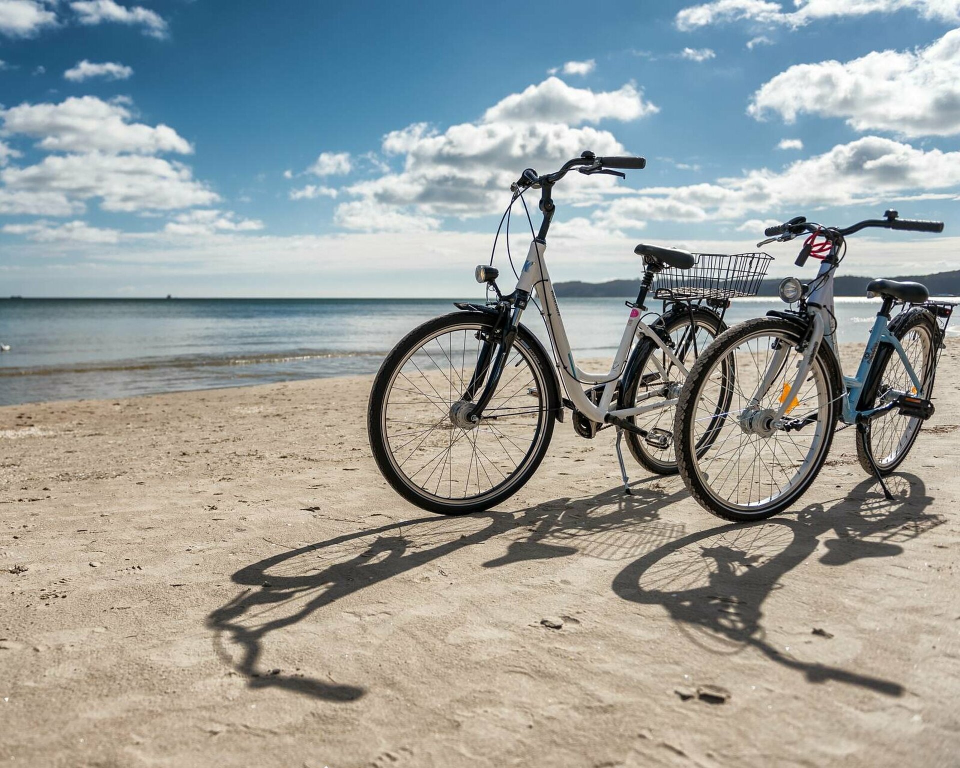 Fahrräder am Ostseestrand mit Blick auf Meer - Pension Anker, Rügen