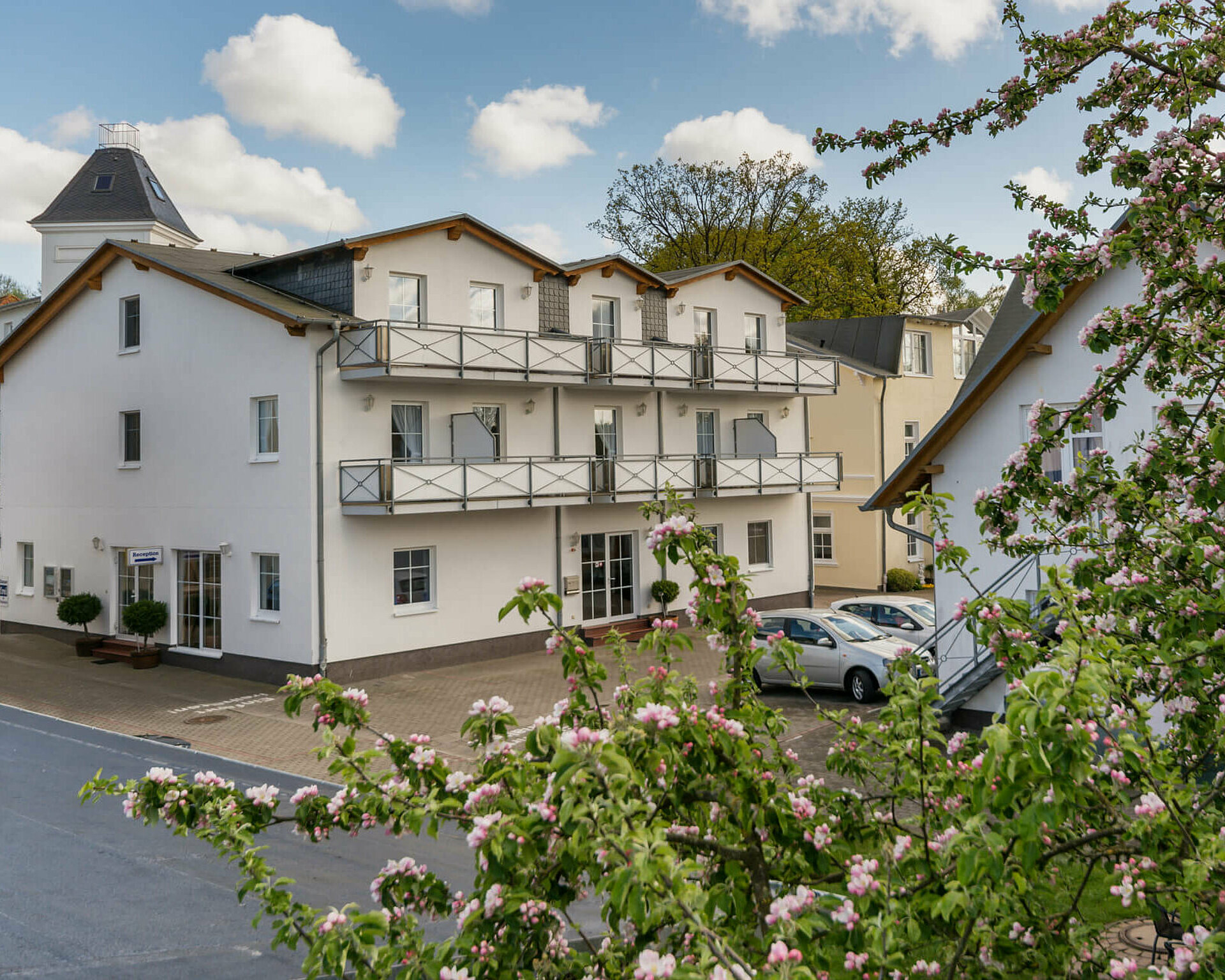 Pension ANKER Vordergebäude mit Parkbereich im Frühling - Rügen, Binz 