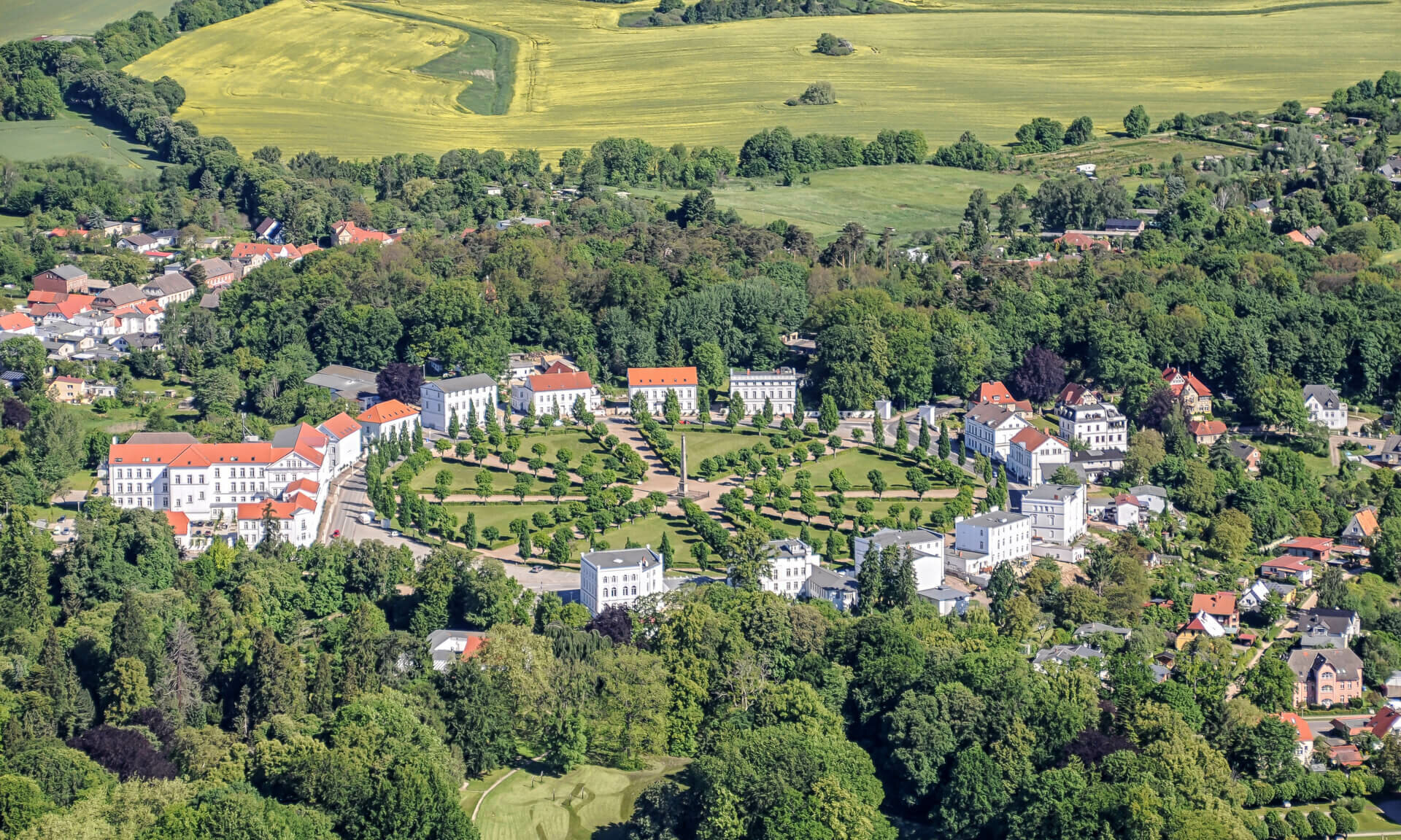 Luftbild Circus Putbus auf Rügen mit Obelisk und weissen Häusern 