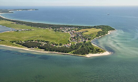 Luftbild Küstenlinie Süd-Ost Rügen mit Ort Thiessow und Strand 