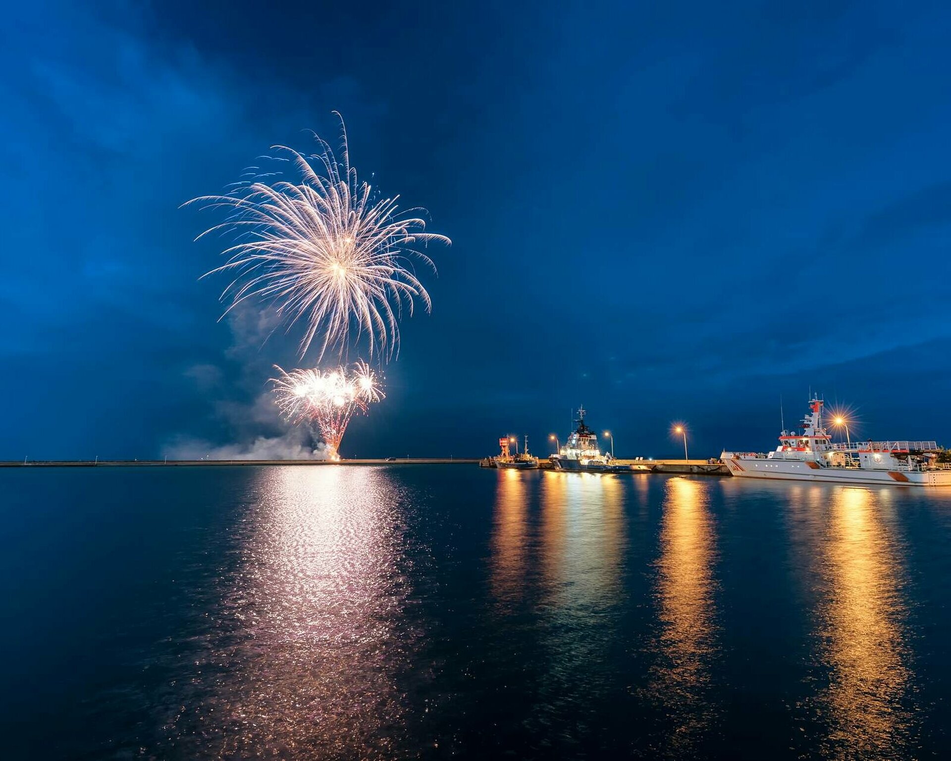 Hafenfest in Sassnitz mit Feuerwerk, Hafenmole und Schiffe
