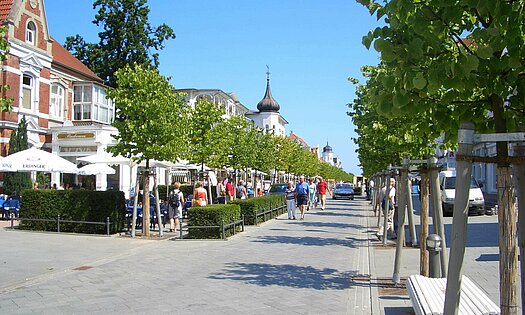 Binzer Hauptstraße und Fußgängerzone mit Geschäfte und Bäume - Pension Anker, Rügen 